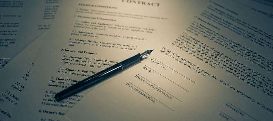 Contrat et stylo plume sur un bureau