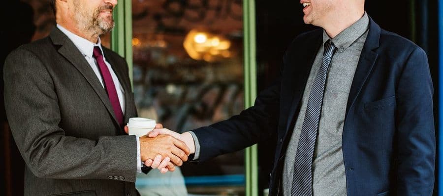 Deux personnes se serrant la main en signe d'accord