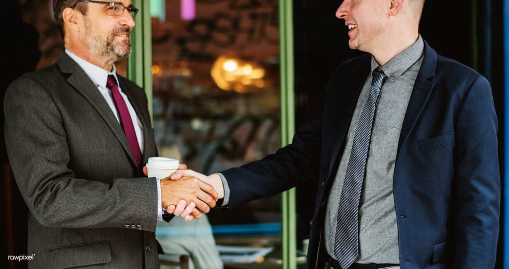 Deux personnes se serrant la main en signe d'accord