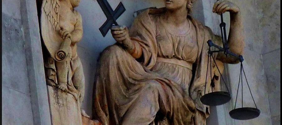 Statue représentant la Loi, tenant une balance de la justice