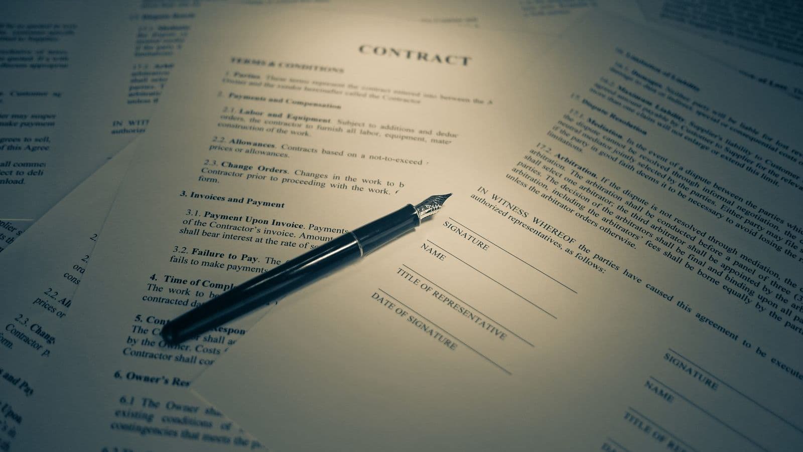 Contrat et stylo plume sur un bureau