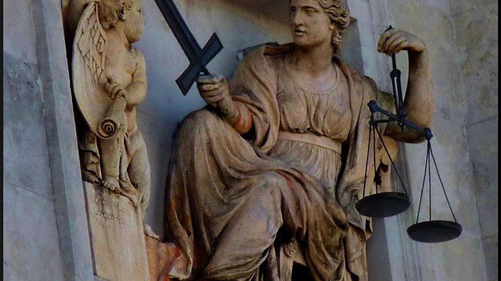 Statue représentant la Loi, tenant une balance de la justice